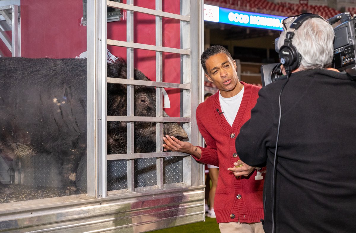 If you happened to catch <a href="/GMA/">Good Morning America</a> and @ABCGMA3 yesterday, you may have noticed alumnus <a href="/tjholmes/">T.J. Holmes</a> reporting from a very familiar spot. 😁 #uark

✍️ --> bit.ly/TJHolmes