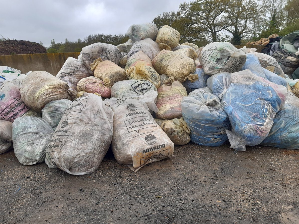 Aujourd'hui  c'est collecte  organisée  par #nature et vie <a href="/FDSEAVendee/">FDSEA Vendée</a>  par UCSEA #chantonnay en <a href="/DepVendee/">Département Vendée</a>. Avec <a href="/adivalor/">Adivalor</a> . Des agriculteurs  motivés  pour  une économie  circulaire ! Bravo à tous  
Cc <a href="/JAVendee/">JA de Vendée</a>  #justeetvendéen