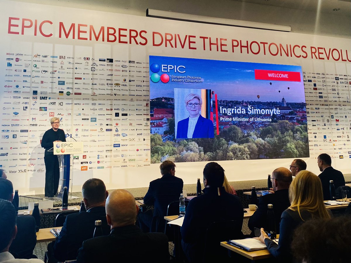 At @EPICassoc #AGM2022 Lithuanian 🇱🇹 PM @IngridaSimonyte praising the @EIB Advisory for its work on the EU 🇪🇺 #photonics industry! 
Time to raise the bar - and increase the financing flowing into this key enabling technology  💶📈