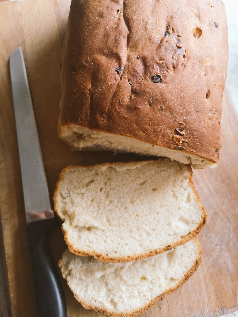 burb58's tweet photo. Today's bake is a loaf of cheese &amp; onion bread. Made with grated Comte &amp; chopped salad onions.
Recipe in this month's @waitrose magazine. https://t.co/fM8YW5gvBb