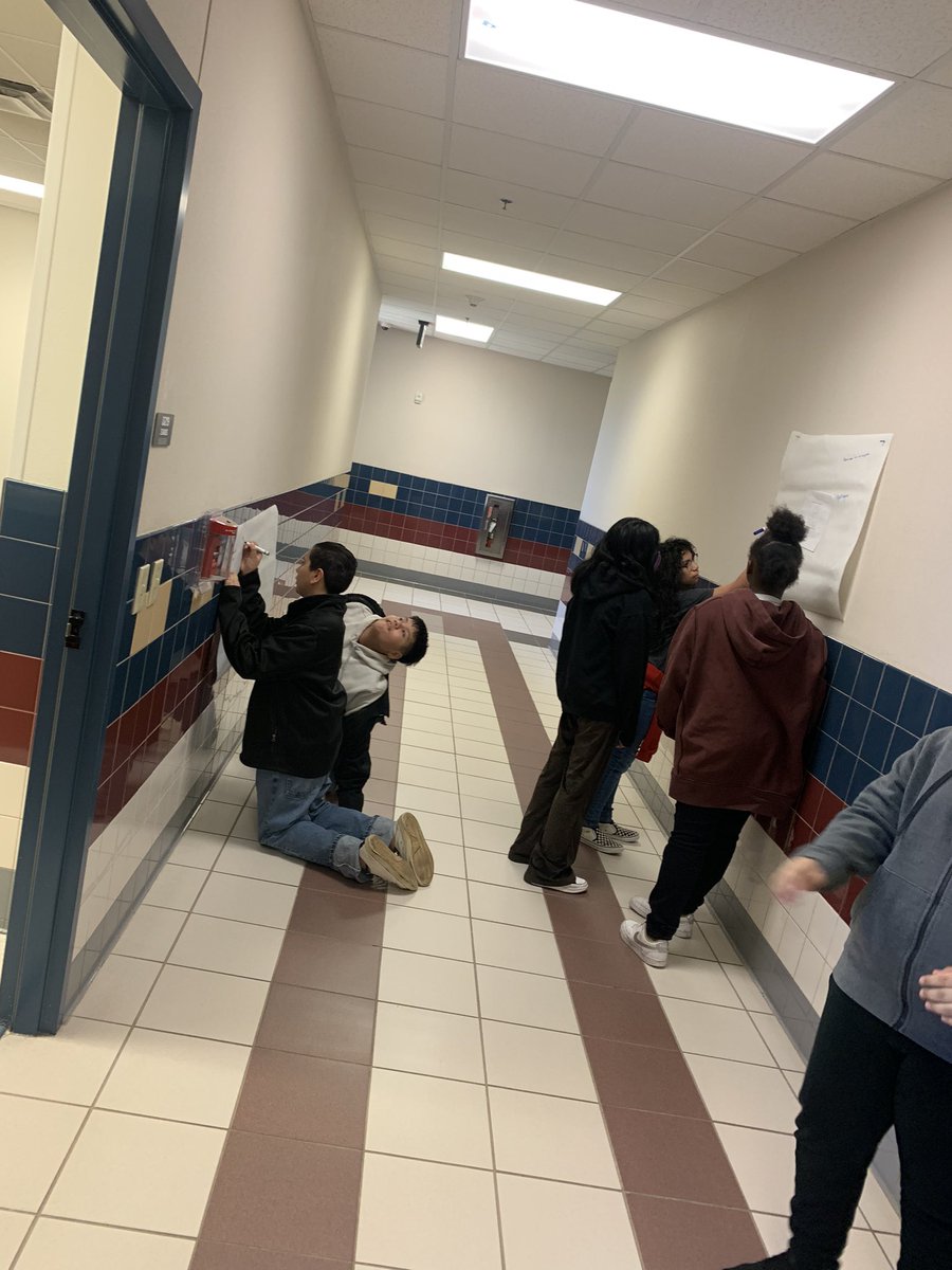 mskhalatbari's tweet photo. Thank you #rockinreview 
These @BonnerTylerISD bees are loving this #tourofknowledge activity!! #academictalk 
💛🐝
@_OliviaVillegas https://t.co/3Xyjkjtu0z