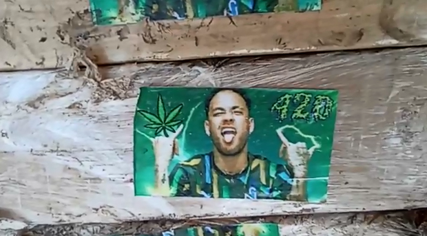 g1parana's tweet photo. Polícia paraguaia apreende 801 quilos de maconha na fronteira com o Brasil; tabletes têm a foto do jogador Neymar https://t.co/RTQMwJaAAx #g1 #g1pr https://t.co/IGUOm2wUca