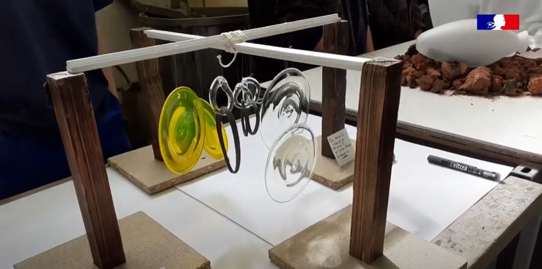 L'année internationale du verre au lycée Jean Monnet d'Yzeure en vidéo sur le site du Rectorat de Clermont Ferrand : youtube.com/watch?v=_NeOdX…