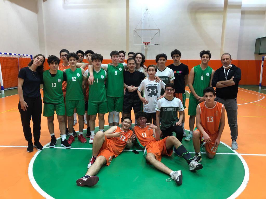 Ataşehir 1  Doğa Anadolu Lisesi Basketbol takımımız, hazırlık maçında Acıbadem Bilim Doğa Anadolu Lisesi takımına misafir oldu. Zevkli ve çekişmeli geçen iki kardeş okulun maçında kazanan dostluk oldu. <a href="/DogaOkullari/">Doğa Koleji</a> <a href="/EnisEryaman/">Enis Eryaman</a> <a href="/tdagal/">Derviş Tunç Dağal</a> <a href="/AltunbayAdnan/">Adnan Altunbay</a> <a href="/SelahattinInal/">Selahattin İnal</a>
