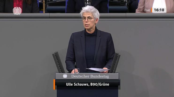 Die Bundestagsabgeordnete Ulle Schauws steht am Redepult des Deutschen Bundestags.
