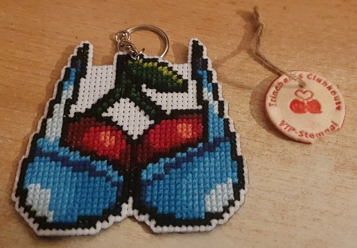 AdmiralParis's tweet photo. @electrinchen Meine Kirsche und der Stempel sind gestern Abend angekommen. Wobei der Stempel wohl etwas auf der Reise gelitten hat. https://t.co/nznsNNP6uS