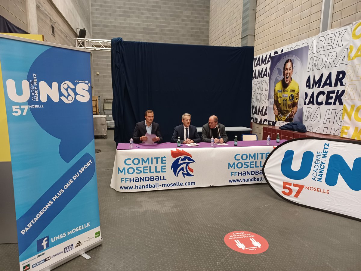Dsden57's tweet photo. Retour avec M. Cottet #DASEN57 sur la signature de la convention entre l'UNSS de Moselle et le comité départemental de Handball à l'occasion de la rencontre de Champions League Féminine "Metz – Dortmund" samedi dernier aux Arènes de Metz. https://t.co/R6cNsPtwEe