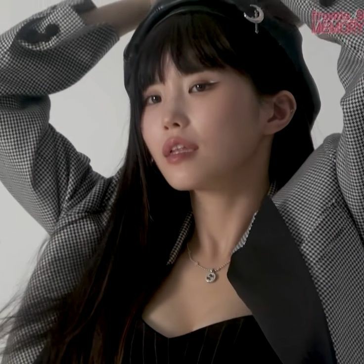 luv4fromis's tweet photo. i have the biggest crush on this hayoung https://t.co/ufcA3AExxS