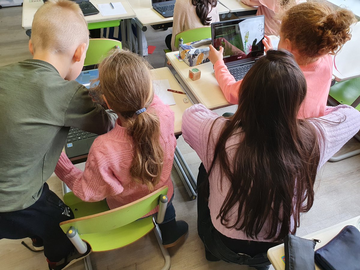 Minecraft training in de klas. Het blijft leuk! Leerkracht en leerlingen leren samen. Deze keer groep 3-4-5 obs de Korenbloem in Putten. <a href="/MicrosoftEDU/">Microsoft Education</a> <a href="/PlayCraftLearn/">Minecraft Education</a> Les woordenschat icm Minecraft.