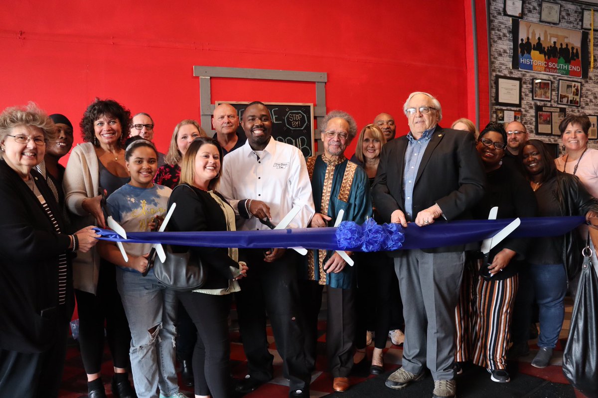 DukesNeil's tweet photo. Picture from Grand Opening!! @Huntington_Bank @KentChamber @RecordPub @CityofKentOhio @MainStreetKent @KentOhioPolice @NaacpCleveland @PortageNewsOhio @uwportage @SpectrumNews1OH https://t.co/auAm5W4QXt