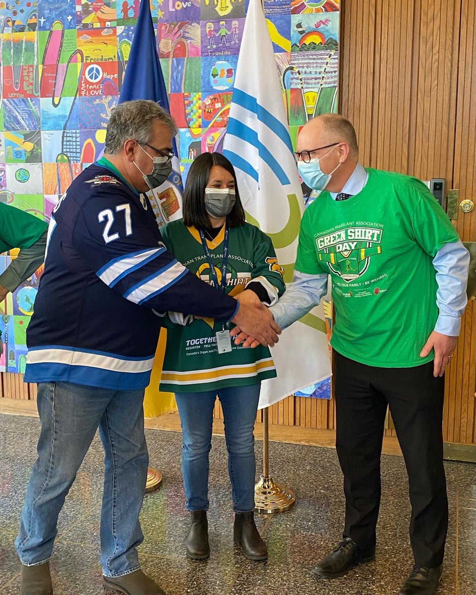 ScottGillingham's tweet photo. Today is #GreenShirtDay! I recently had the privilege of meeting Logan’s parents and Dr. Siddiqui from @TransplantMB. Their courage, work and commitment is saving lives.  
#LoganBouletEffect @Bouletbe @TobyBoulet @TransplantMB #signupforlife https://t.co/vGa7K7Ji5P