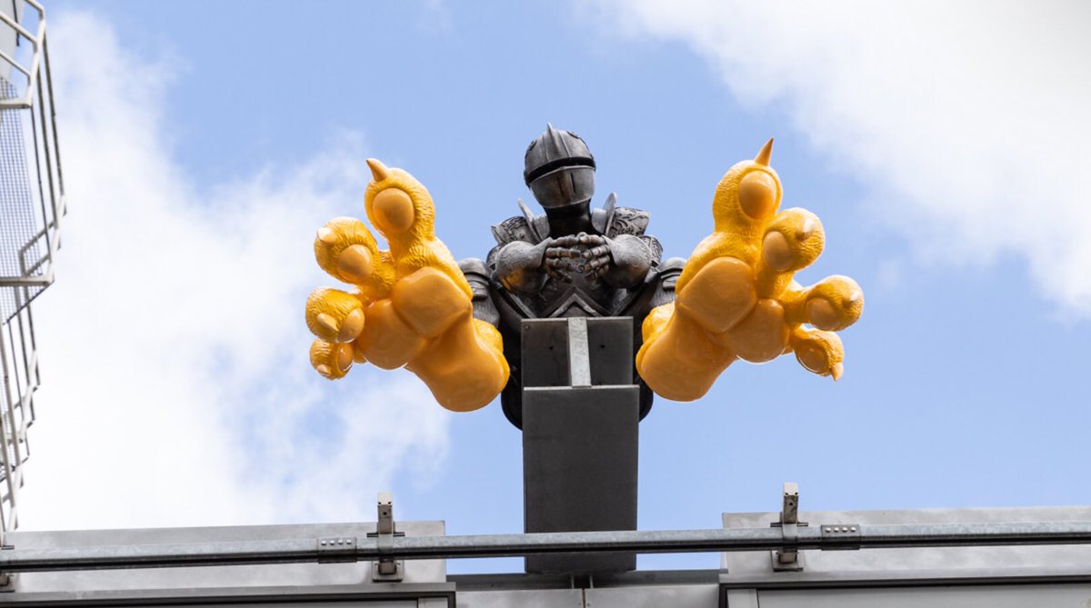 Hij zit er. Op het dak van ons verbouwde kantoor. Kunstenaar Anne de Vries heeft hem voor ons ontworpen. Bij gebouwen van het Rijk moet je namelijk percentage van de verbouwing aan kunst besteden. <a href="/RijksvastgoedNL/">Rijksvastgoedbedrijf</a> ⤵️ aivd.nl/actueel/nieuws…