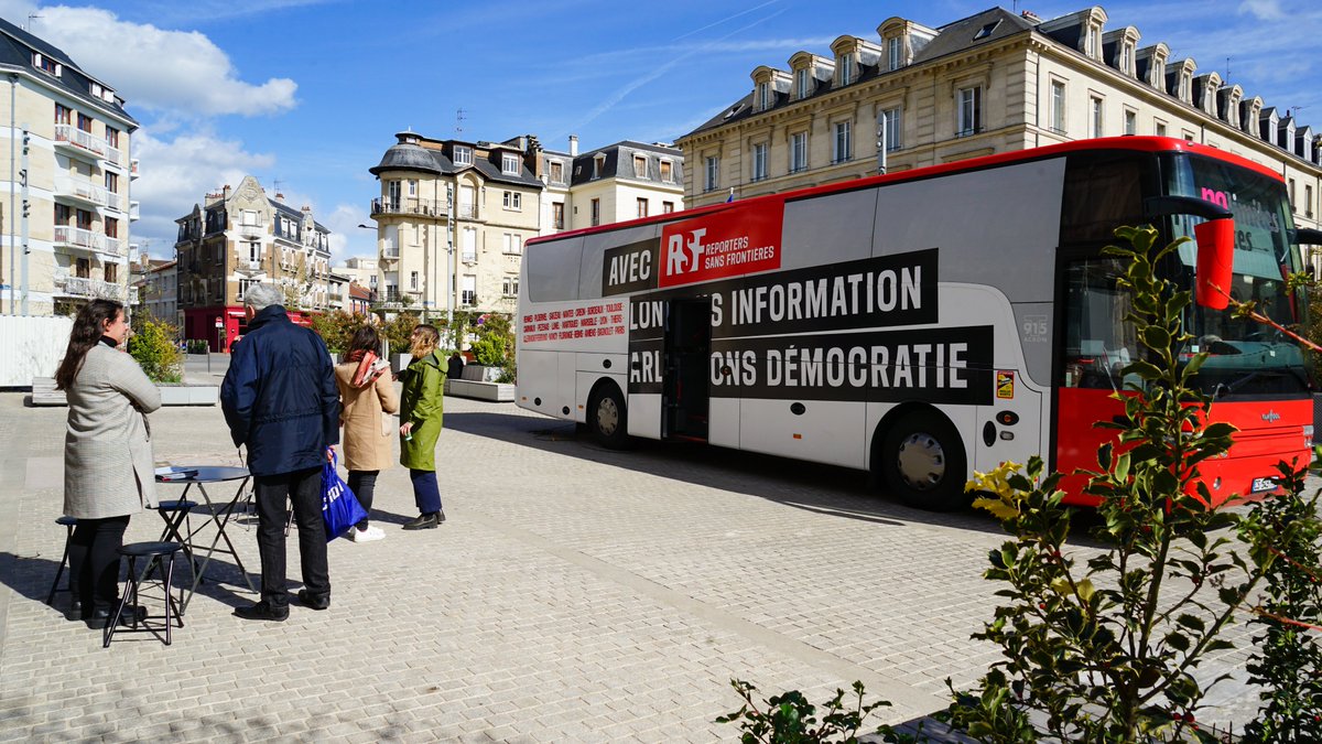 VilledeReims's tweet photo. Etape à Reims du #BusRSF ! Jusqu'à 18h, retrouvez le ''Café de la Presse'' sur la place Simone Veil qui sera suivi de 18h30 à 20h d'une Assemblée #Citoyenne à l'Hôtel de Ville. => Infos https://t.co/nmW84bCapo https://t.co/iTzZWtlhxO