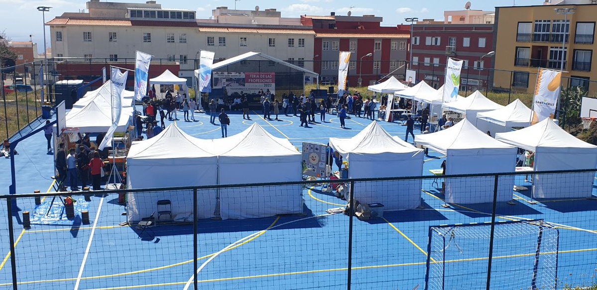 cepafarolasc's tweet photo. ➡️Hoy hemos estado en #ElSobradillo participando en la #feriadelasprofesiones y difundiendo nuestras oferta formativa para el curso 2022-2023.
@cepafarolasc, ¡cerca de ti para que llegues lejos!
@DisSuroeste @santacruz_ayto @EducacionCan #nohayedad #dametiempo https://t.co/osVg16wHgx