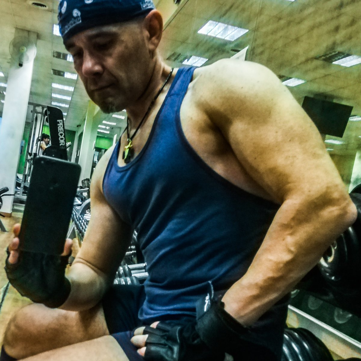 AleTanzini's tweet photo. Un #totalblue 🔵🔵🔵 per un #ThursdayMotivation!!!
#buonpomeriggio #allenamentodorso #GoldGymRoma #lowcarbs https://t.co/XfTFCZuD77