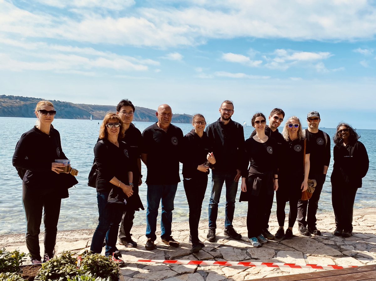 InnoRenewCoE's tweet photo. #InnoRenew CoE joined the Municipality of Izola in A Day for Change and helped paint the benches on Izola’s promenade. This nationwide volunteer action has been running under Slovenian Philanthropy to encourage citizens to actively respond to the needs of their community. https://t.co/Vro4nYhpiQ