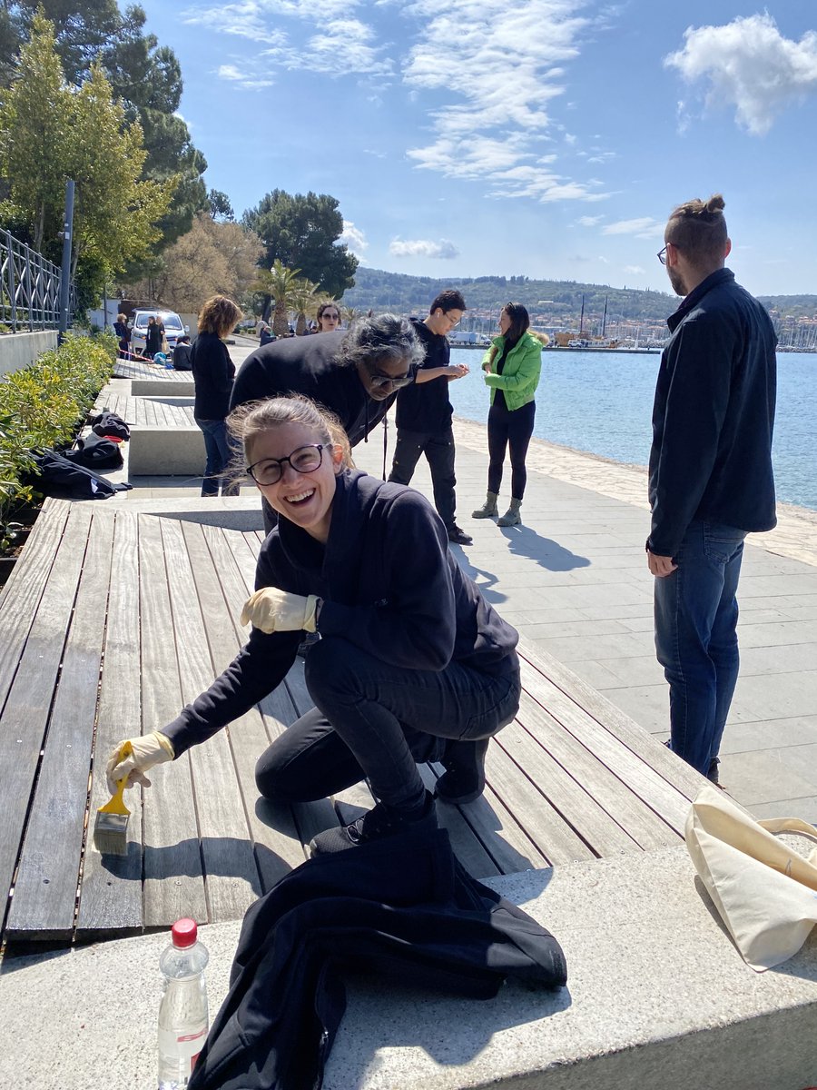 InnoRenewCoE's tweet photo. #InnoRenew CoE joined the Municipality of Izola in A Day for Change and helped paint the benches on Izola’s promenade. This nationwide volunteer action has been running under Slovenian Philanthropy to encourage citizens to actively respond to the needs of their community. https://t.co/Vro4nYhpiQ