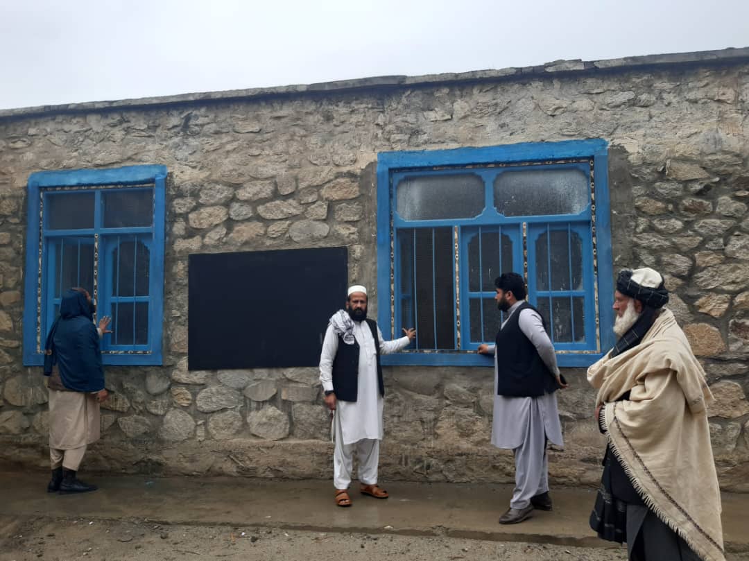 ICRC_af's tweet photo. Due to hostilities last year, public infrastructure including many schools were heavily damaged in #Laghman.
@ICRC_af completed the rehabilitation of 8 schools in #Alingar, #Alishang and #Mihtarlam districts, directly benefiting more than 6,000 students and school staff. https://t.co/qFWqK5Xi6R
