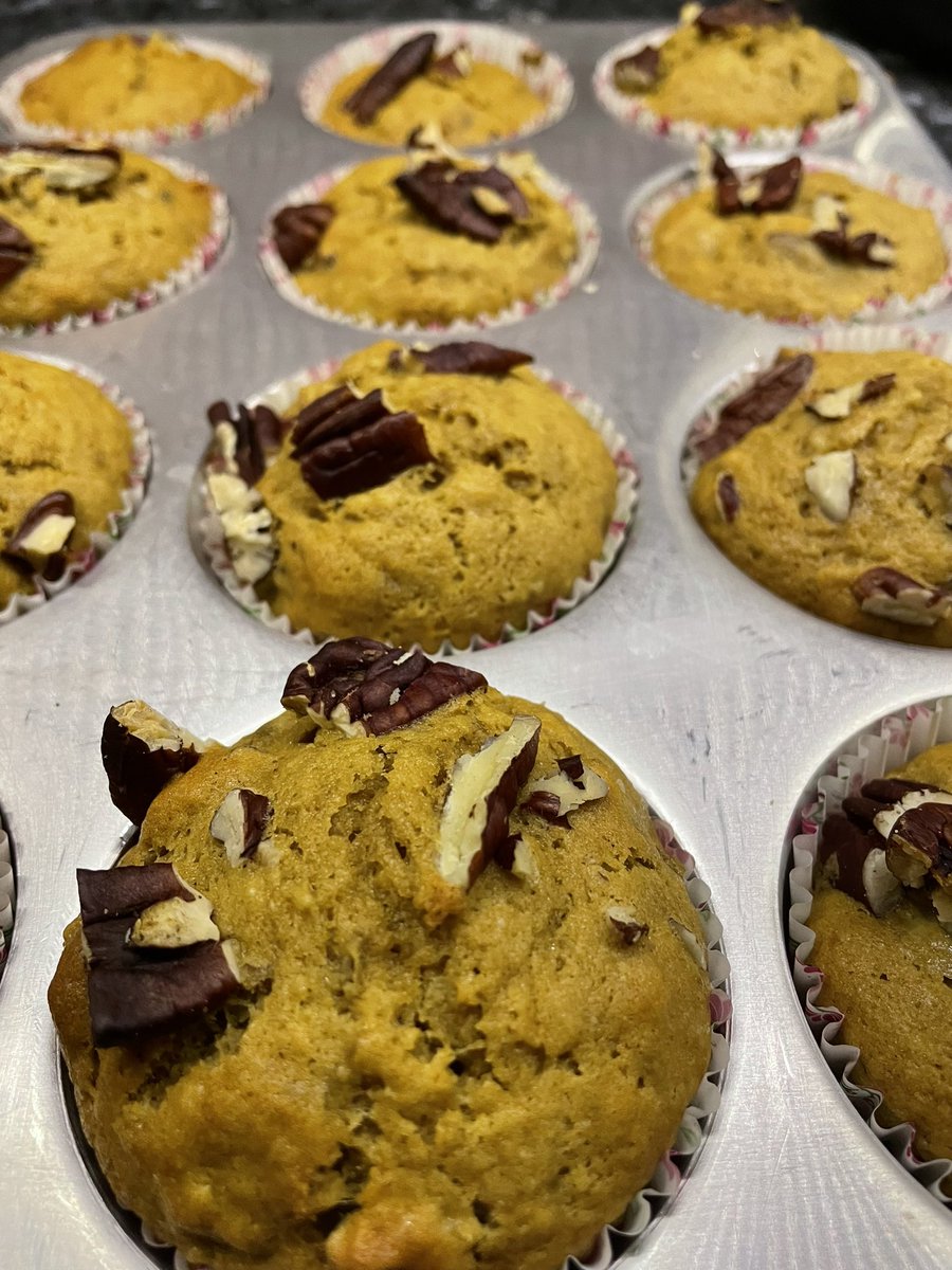 TMK_TinaManiK's tweet photo. Zero Covid, Zero Food Waste, so overripe bananas get a new life as banana nut muffins. #shanghailockdown #lockdownbaking #shanghai https://t.co/gv73yPE8qt