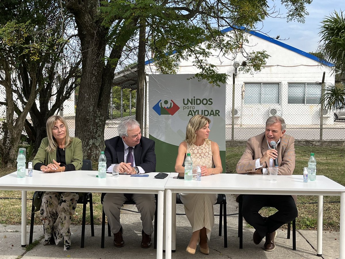 👕Unidos para Ayudar entregó más de 5.000 prendas de indumentaria a la <a href="/UyDeporte/">Secretaría Nacional del Deporte</a>, <a href="/Minterioruy/">Ministerio del Interior</a> y Ministerio de Defensa.

📍La entrega se llevó a cabo en el depósito de Unidos para Ayudar, con la presencia de autoridades nacionales.

🙌🏻¡Gracias <a href="/unidosxaayudar/">Unidos Para Ayudar Uy</a>!