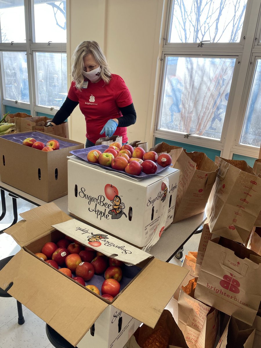 SugarBeeApple's tweet photo. #ThrowbackThursday to our SugarBee® team packing produce bags for @BrighterBites!
Brighter Bites is a Houston based non-profit that delivers fresh fruits and vegetables to families in need.
#brighterbites #filltheplate #sugarbeeapple #givingback https://t.co/8G3xNbHgDK