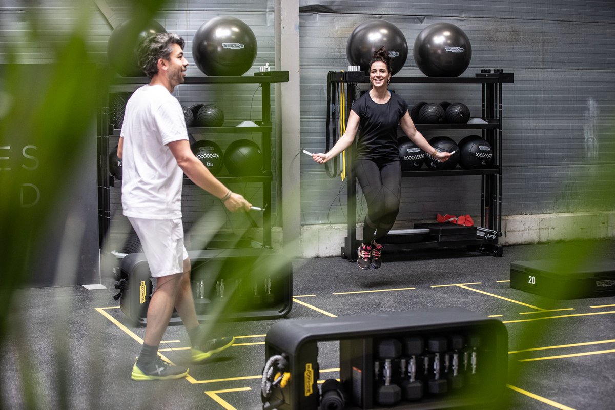 ¡𝗕𝗜𝗘𝗡𝗩𝗘𝗡𝗜𝗗𝗢 𝗧𝗘𝗖𝗛𝗡𝗢𝗚𝗬𝗠!
Samen met Technogym willen wij de komende jaren de padeller optimaal voorbereiden op een heerlijk potje padel! Als resultaat van het partnership is de eerste warming-up room, van halters tot en met loopbanden, recent geopend in Amsterdam