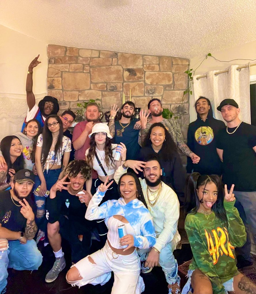 BBASSI904's tweet photo. 04.02 Wish I could’ve invited all my metaverse homies to my birthday https://t.co/WUSm846f5w