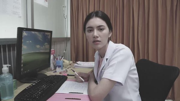 Trustgu_watchit's tweet photo. แต่ถ้าถามว่าตั้งแต่ดูหนังนวพลมา ชอบการแสดงของใครที่สุด เราตอบได้แบบไม่ลังเลเลยว่าเป็นดาวิกาในฟรีแลนซ์ มันเฉิดฉายมากสำหรับการแสดงแบบประหยัดถ้อยคำ เราไม่เคยเห็นใหม่เป็นธรรมชาติขนาดนี้มาก่อน บางทีแค่เปลี่ยนองศาหน้าก็ใจละลายแล้ว นี่คือเหตุผลอีกที่ฟรีแลนซ์เป็นหนังเต๋อที่รักที่สุด https://t.co/r9qEAnY3m1