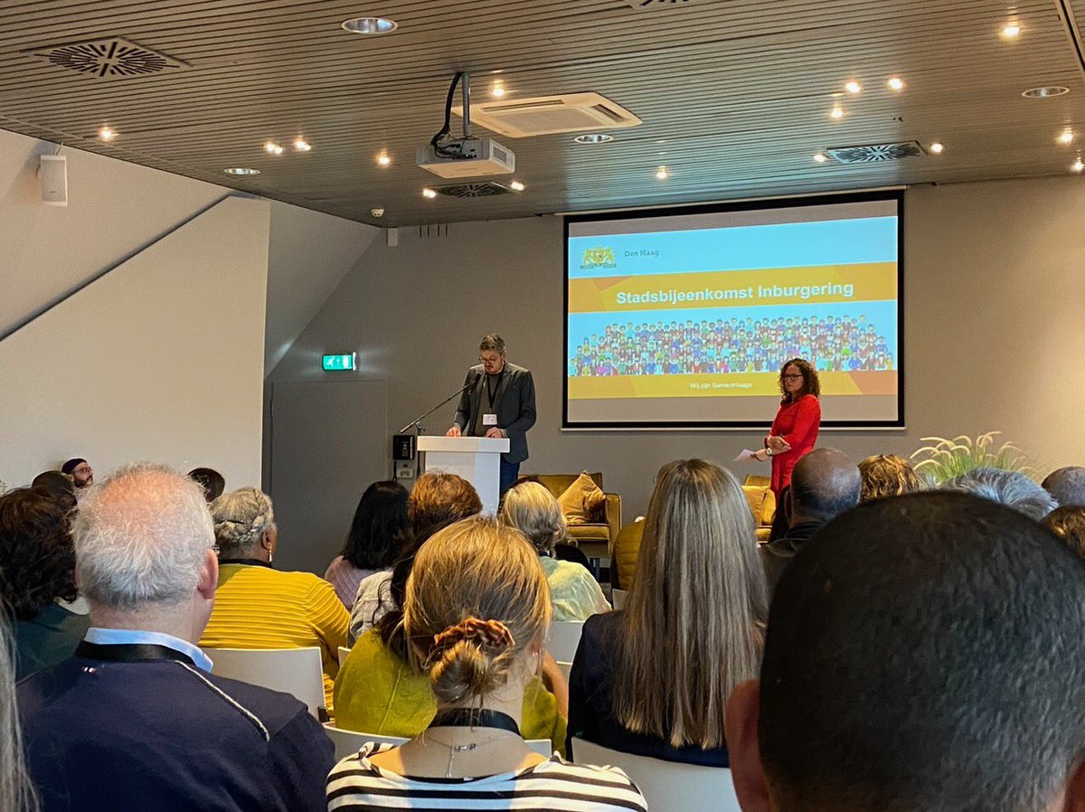 De nieuwe inburgeringswet vraagt om een nieuwe aanpak van gemeenten. En alle betrokkenen moeten elkaar (opnieuw) leren kennen. In Den Haag deden ze dat met een bijeenkomst met bijdragen van <a href="/kizamag/">Kiza Magendane</a> en wethouder <a href="/kapteijns/">arjen kapteijns</a>. We doen verslag én maakten de ‘Inburgeringsexperience’.