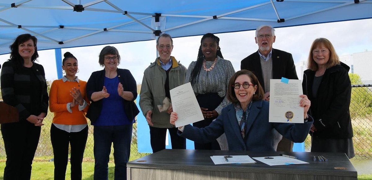 NotTinaKotex's tweet image. After declaring a 30-minute state of emergency yesterday, @OregonGovBrown  signed an Executive Order declaring me the next Governor of Oregon!
