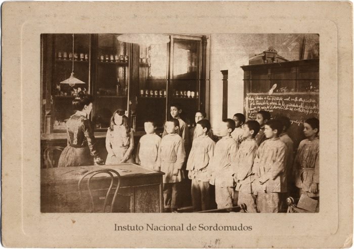 El 16 de febrero de 1938, el palacio se alquila al Ministerio de Educación y es entonces cuando su historia se une a la del Instituto Nacional de Sordomudos.