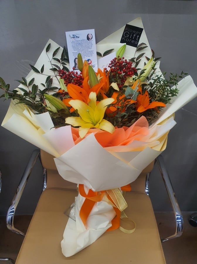 Syjphfanbase's tweet photo. [FANCAFE]  Bringing back memories and stories of each flower bouquet sent. This was the time when we heard about her first filming day for Eve. She even put the lilies in a vase. Our hearts are melting. Thanks so much.💛

#SeoYeaJi #서예지 #Syjphfanbase https://t.co/Ewodwkytdn