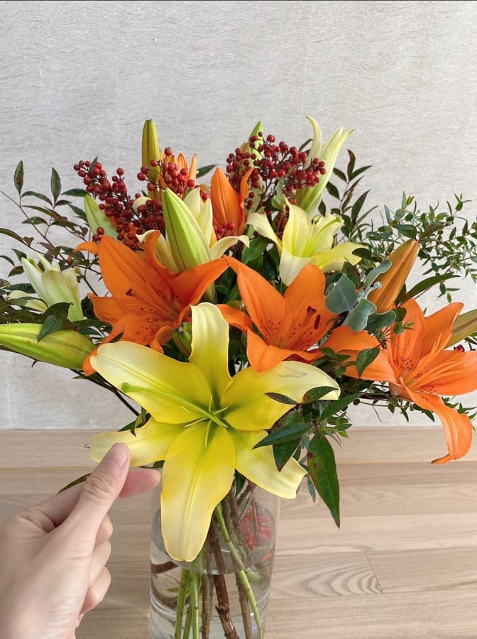 Syjphfanbase's tweet photo. [FANCAFE]  Bringing back memories and stories of each flower bouquet sent. This was the time when we heard about her first filming day for Eve. She even put the lilies in a vase. Our hearts are melting. Thanks so much.💛

#SeoYeaJi #서예지 #Syjphfanbase https://t.co/Ewodwkytdn