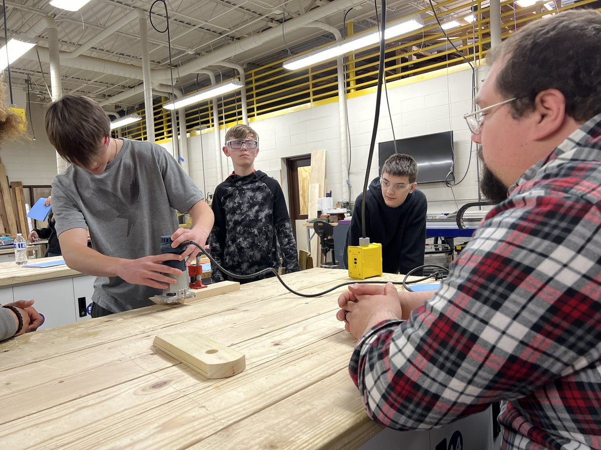 EllenBlair54's tweet photo. Router work…loved the groupings and conversations with kids! @bjorgec #techatitsfinest #routerwork #plugitin https://t.co/4MErRvYLTn