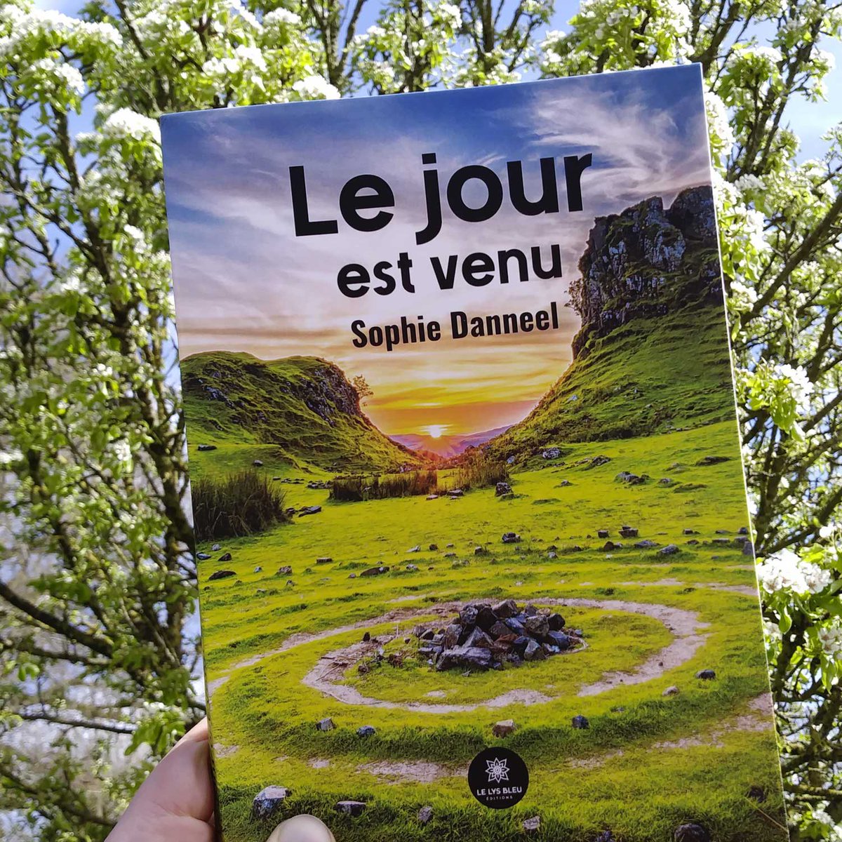 jardinsdavalon's tweet photo. L’auteur et druidesse, Sophie Danneel, nous propose ici son premier roman. A lire sans modération si "un monde d'après" spirituel et où l'amour est la règle vous intéresse ... 1/4 https://t.co/RK8BDkMXnW https://t.co/TcPUuX7IrK