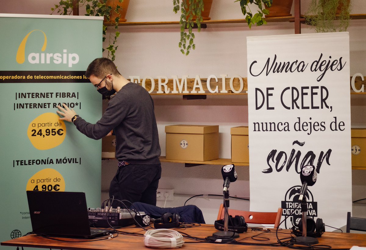 Airsip_internet's tweet photo. 🎙️⚽️Muchas ganas de contaros todo lo que ha pasado y está pasando esta tarde en @BoixGroup , la sede de nuestras oficinas, y en compañía de @TribunaVCF ⚽️🎙️

#BroncosYCoperos #FinalCopaDelRey #Entrevista #TribunaDeportivAirsip https://t.co/Lh2QQUjquJ