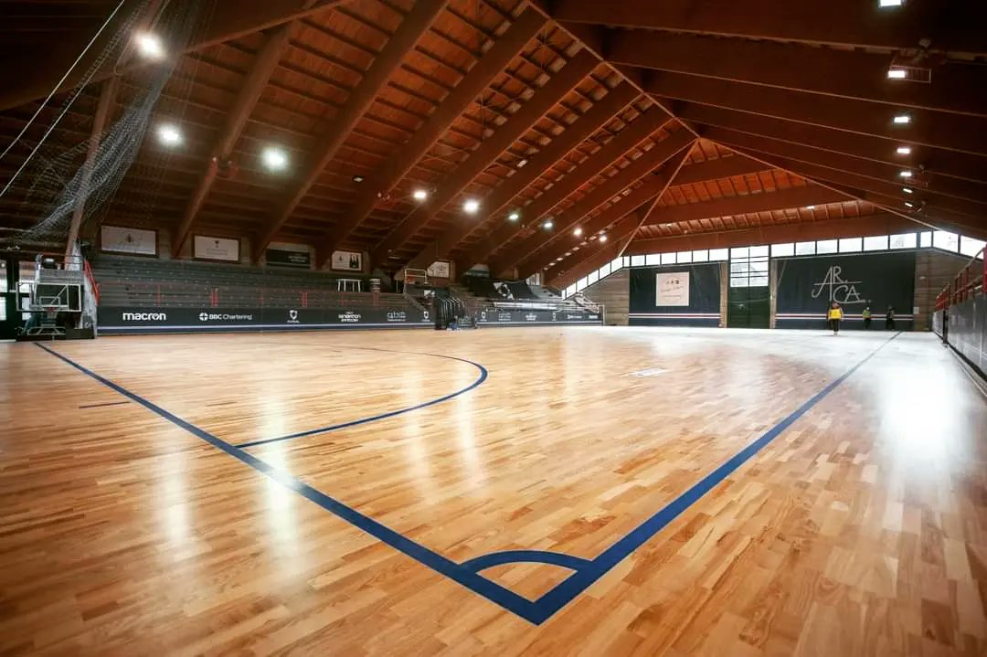 ComuneCampo's tweet photo. Ecco come si presenta il nostro #palazzetto  terminati  i lavori della nuova pavimentazione.
 Un importante riqualificazione che porta l'impianto sportivo Campese  tra i top palazzetti della intera regione #Liguria e non solo. #Sampdoria #Futsal #calcio https://t.co/GhPJxj1N0h