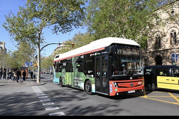 🚍El primer #busbcn d'#hidrogen verd s'ha estrenat avui a la línia X1, el servei exprés que uneix el centre de  #Barcelona amb les places de Francesc Macià i les Glòries. 

📸ow.ly/SE3h50ICLAm