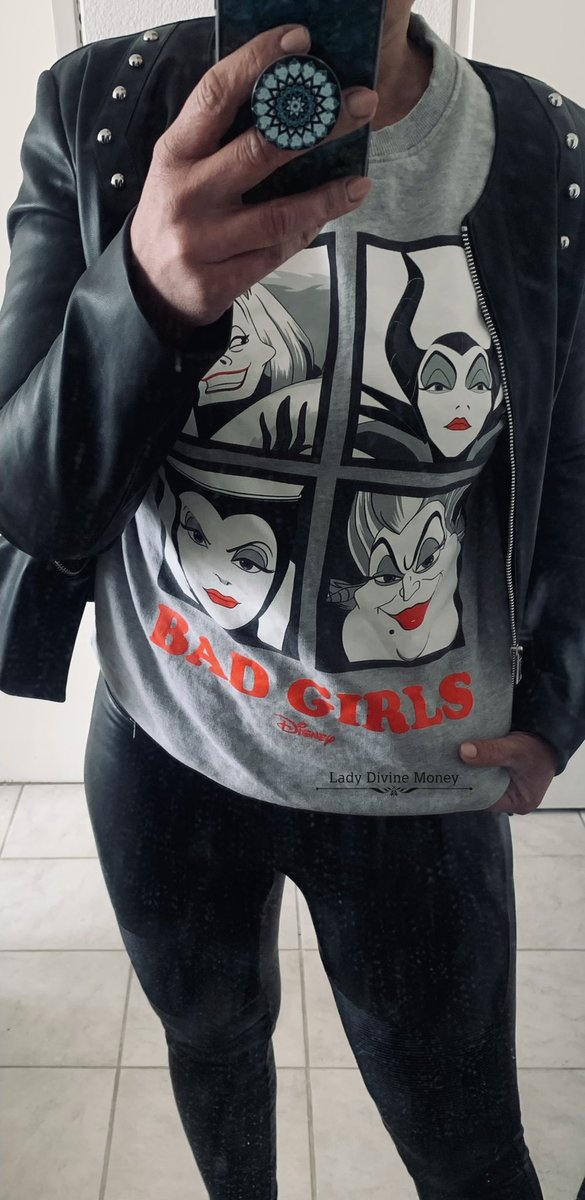LadyDivineMone1's tweet photo. Yup. Musste sein der Pulli. Love it 🖤

Ich stehe einfach auf Offensichtlich-Subtile Botschaften an meine Umwelt 😈 https://t.co/lbmbkFqUrS