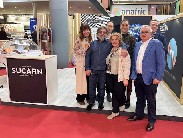 SucarnOficial's tweet photo. 📢Último día en @Alimentaria_BCN . Un placer estar con nuestros clientes y hacer relaciones nuevas. Además, disfrutamos de estar juntos porque en #Sucarn somos un equipo. Y estamos orgullosos de tener a estos grandes profesionales.
👉Ven a conocernos: Stand 650-7 con @Anafric https://t.co/BEjhKxIlRy