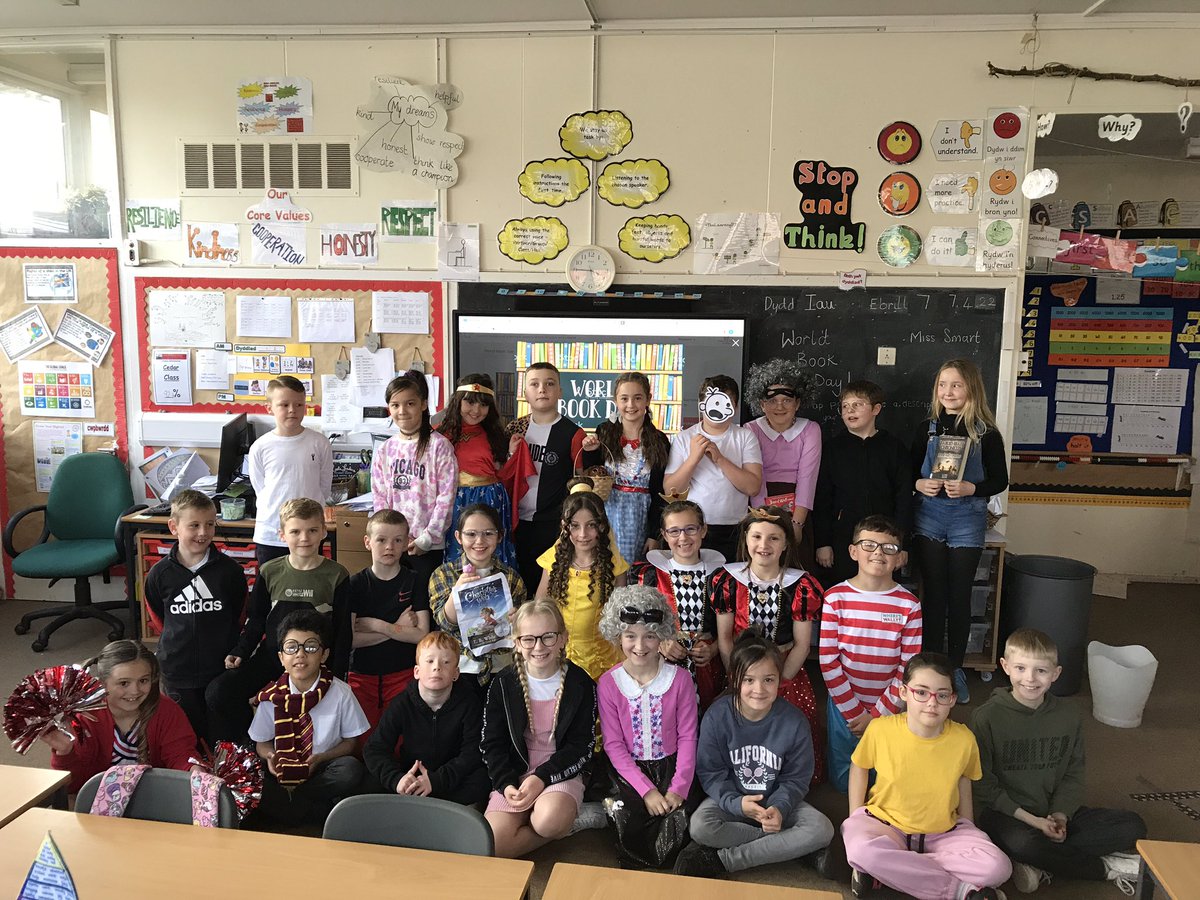 Dosbarth Cedar celebrating World book day and the launch of our fantastic new library <a href="/MillbrookP/">Millbrook Primary</a> <a href="/Literacy_Trust/">National Literacy Trust</a> #LibraryLaunch
