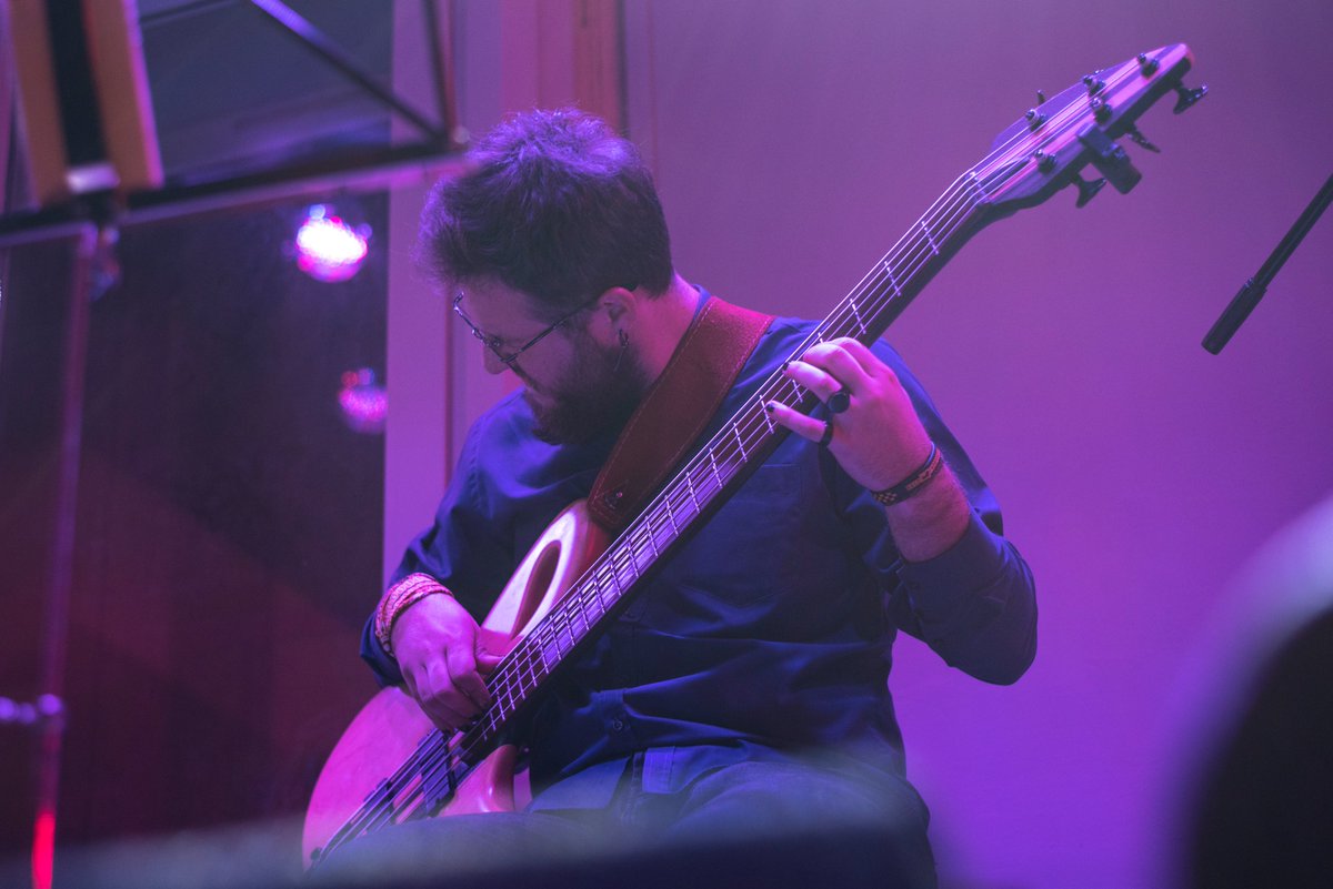 amovidavigo's tweet photo. 🎹🎸 Os mércores tamén son para o jazz! O alumnado de @Mayeusis_ actuou onte en Molotov Club nunha jam session que terá lugar unha vez ao mes. https://t.co/OXJrtQuV96