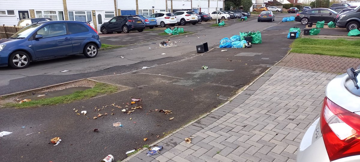 SiCaldwell23's tweet photo. @WokinghamBC, this is a weekly occurrence on Hanwood Close. There is literally rubbish blowing down our streets every week. What is is council doing to sort this blight on our community? https://t.co/c046hPMeZ3