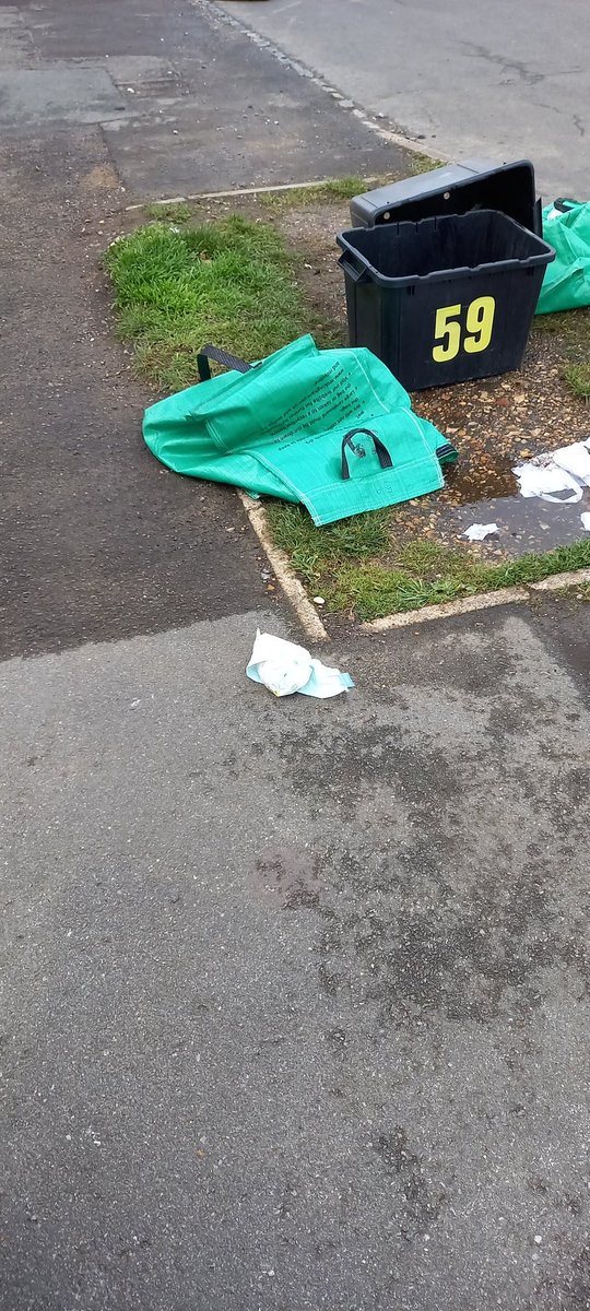 SiCaldwell23's tweet photo. @WokinghamBC, this is a weekly occurrence on Hanwood Close. There is literally rubbish blowing down our streets every week. What is is council doing to sort this blight on our community? https://t.co/c046hPMeZ3