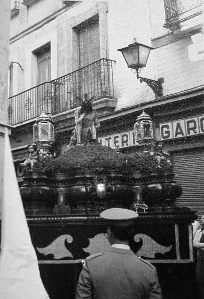SsantaDatos's tweet photo. #Historia 

Un día como hoy, Domingo de Ramos en el año 1974. Vemos una la imagen del Cristo de la Humildad y Paciencia con el paso nuevo de Guzmán Bejarano por la calle Regina. El Cristo de la Humildad y Paciencia llevaba sin salir desde el año 1937. 

@LaCenaSevilla https://t.co/sdddidWg3F