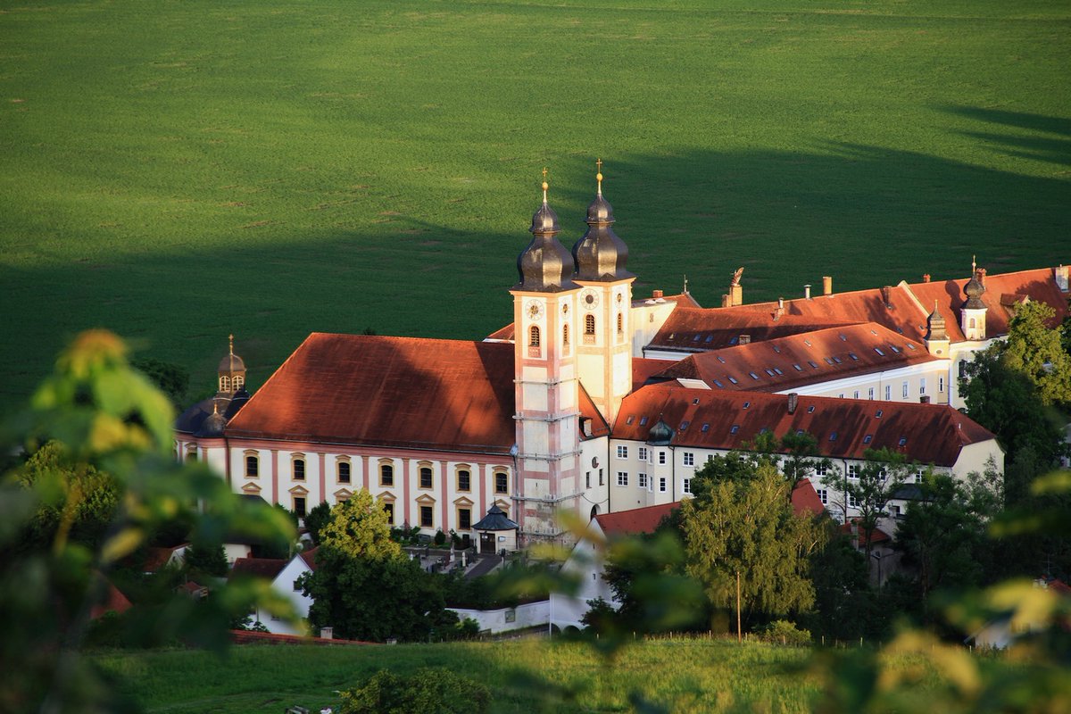 TimeTraveler911's tweet photo. Only a few kilometres from my hometown is this Augustinian Monastery established 1122 by Archbishop Konrad I from #salzburg for this week’s #Top4Theme #Top4Home with @Giselleinmotion @Touchse @CharlesMcCool & @perthtravelers
Location: Kloster Au am Inn
@visitbayern @BayernBo https://t.co/wRs89LcB2N
