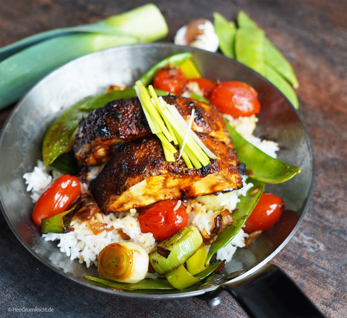 HerrGruenkocht's tweet photo. Und das gibt es morgen bei Herrn Grün:-) Im Ofen geschmorte Sellerie mit einer krossen asiatischen Barbecuekruste und Reis und Gemüse.
#vegetarisch #Barbecue #Kruste #asiatisch https://t.co/58rjyx93cP