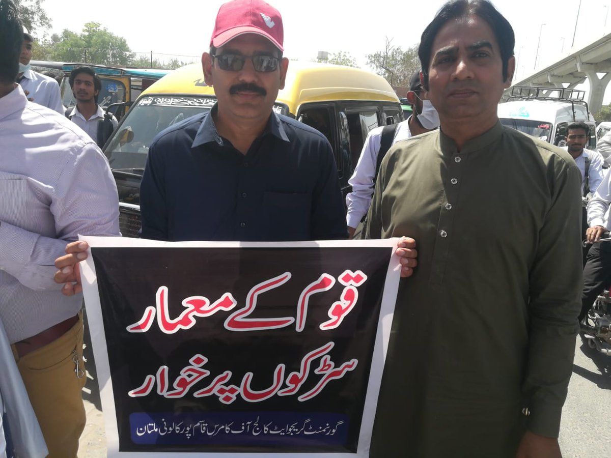 Active_Helper4U's tweet photo. ہر ملک کا اپنا آئین ہوتا ہے جو اس ملک کے ہر شہری کے لیے سب سے زیادہ اہمیت رکھتا ہے۔ چیف سیکرٹری قانون سے بڑھ کر نہیں۔ محکمہ خزانہ عدالتی حکم کے مطابق ہمارا نوٹیفکیشن کرے۔  ہم بتیس دونوں سے خاموشی سے آپ کا منہ دیکھ رہیں ہیں
 #HonorServiceProtectionOrder https://t.co/KwoojrVw6q