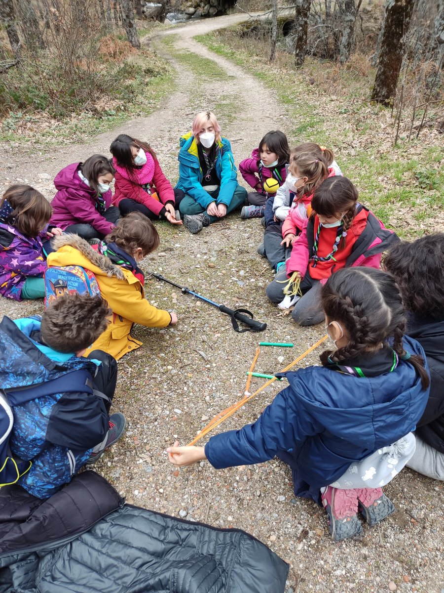 ScoutPlaneta's tweet photo. En la acampada 🏕️ la Colonia ayudó a Doraemon a encontrar sus objetos perdidos🛹, eligió su dique sobre cuidado de la naturaleza (CASTIFLOR🌸), se fue de ruta 🏔️ y aprendió sobre las emociones con Castobita🦫 🥳

Lxs castorxs han jugado, reído 😹y lo han pasado genial! https://t.co/ujkWBCibIP