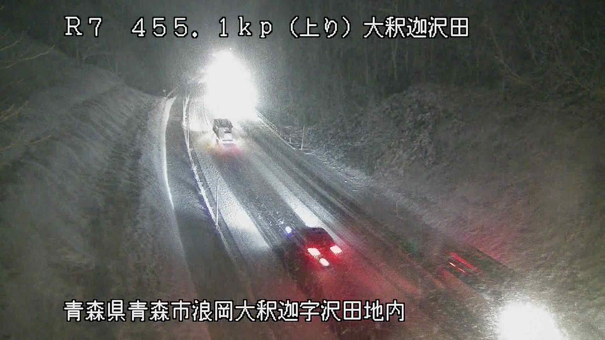 mlit_aomori's tweet photo. 【雪道情報 #国道7号】
本日19時20分頃の国道7号 #青森市 鶴ヶ坂付近及び青森市浪岡大釈迦付近の状況です。
青森県内では所々で雪が降っており、路面状況は刻々と変化し、場所によっては積雪している箇所もあります。
走行する際は安全運転をお願いします。 https://t.co/kZ30Tg7ngs